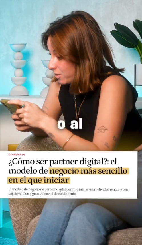 Chica hablando de <partner